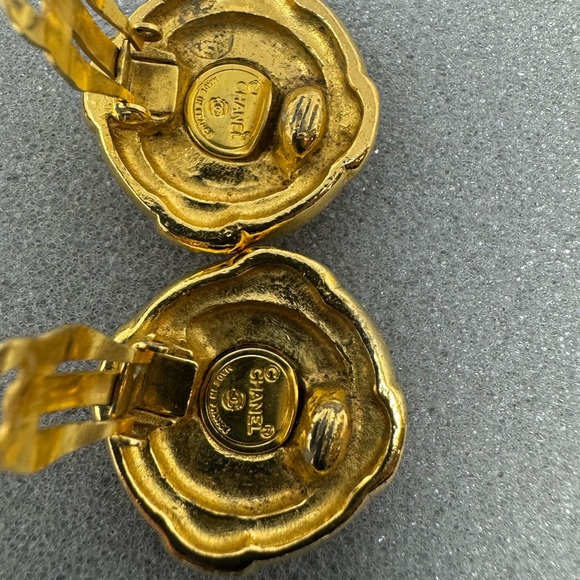 💯Authentic CHANEL CC Logo Round Button Earrings Clip-On Gold-Plated - Picture 3 of 3